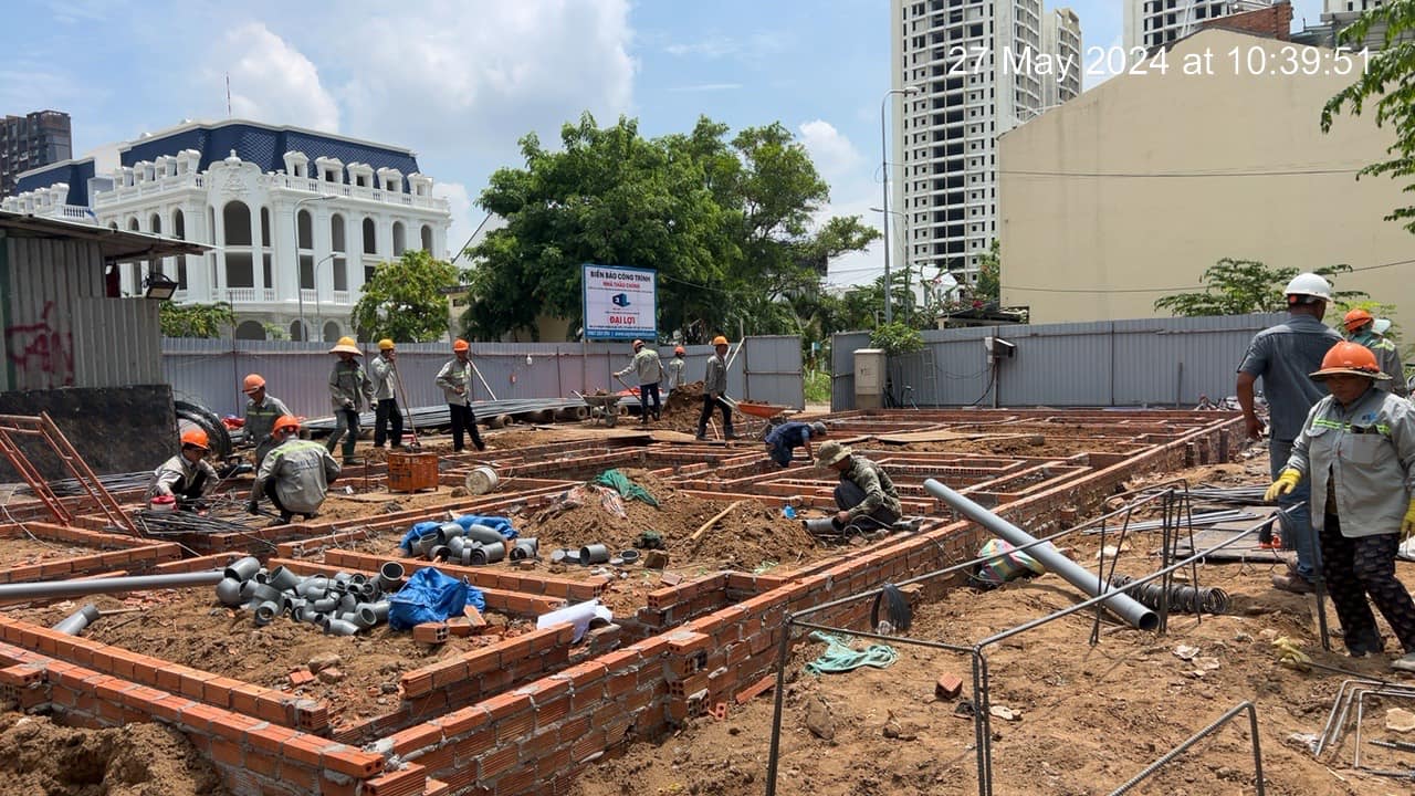 Đội ngũ công nhân lành nghề đang thi công xây dựng nhà phố